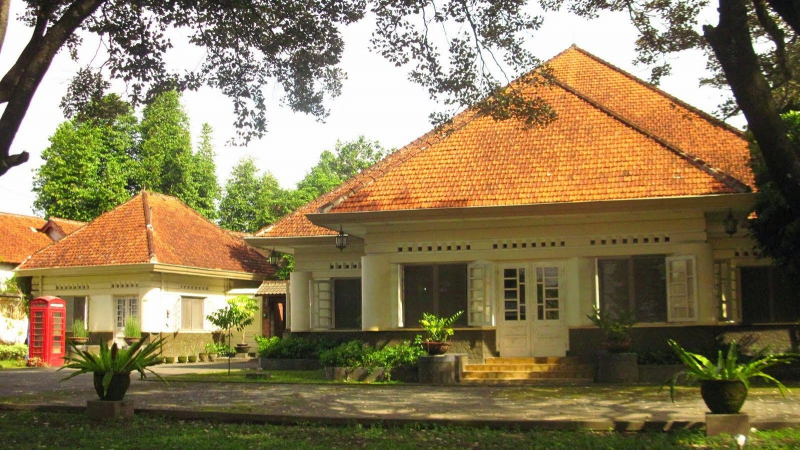 30 Inspirasi Desain Rumah Belanda Klasik Dan Modern - Desain Id